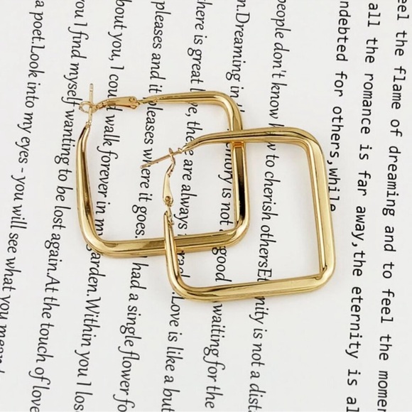 NEW Girl Boss Minimalist Shiny 18k Gold Plated Large Square Hoop Earrings Hoops - Picture 3 of 3